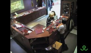 Un homme a été pris par les caméras de surveillance en train de voler dans une bijouterie
