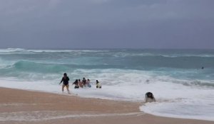 Des touristes sauvent de justesse un enfant de la noyade, emporté par les vagues