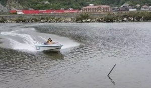 Quand Régis fait du bateau sur un fleuve