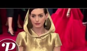 Anne Hathaway scintille dans sa robe dorée
