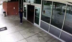 Un homme attaque un commissariat avec une batte de baseball