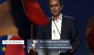 "J'en ai connu de meilleurs", lance François Fillon aux militants qui lui souhaitent un "joyeux anniversaire"