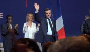 Au meeting de Fillon, ses militants lui chantent "Joyeux anniversaire"