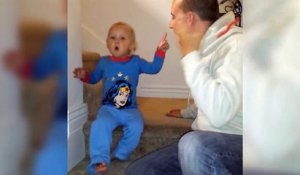 Regardez la réaction de ce gamin quand son papa lui mange son bonbon