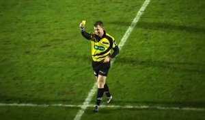 Rugby carton jaune pour un ramasseur de balle!