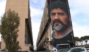 Une fresque de la légende Maradona décore un immeuble à Naples