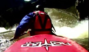 Il se jette en kayak dans une cascade spectaculaire