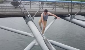Ce jeune homme escalade un pont et chute par accident...Fail