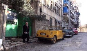Un collectionneur d'Alep retrouve ses voitures "blessées"