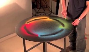 Cet artiste place de petits tas de sable coloré sur une table. Mais ce qui se passe ensuite est vraiment bluffant !