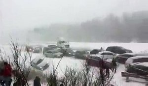 Carambolage géant sur l’autoroute pendant une tempête de neige !