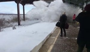 Un train entre en collision avec les rails recouvertes de neiges