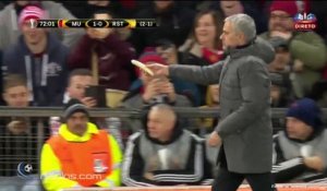 En plein match, Mourinho donne une banane à Marcos Ro