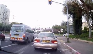 Un cycliste traverse comme un fou devant une voiture
