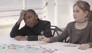Des enfants jouent à un Monopoly aux règles injustes