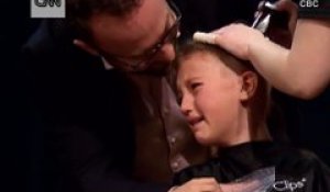 Canada: Une jeune fille courageuse de neuf ans se rase les cheveux en soutien à son frère atteint d'un cancer