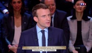 Emmanuel Macron mouche Marine Le Pen !