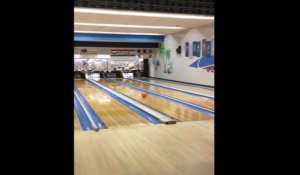 Cette homme a une façon assez particulière de jouer au bowling !