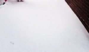 En tenue de nageur américain, il plonge dans la neige de Montréal
