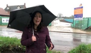 Faire son bulletin météo au bord d'une route inondée : mauvaise idée