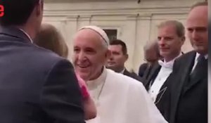 Cette jeune fille de 3 ans vole le chapeau du pape François