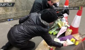 Les gens déposent des fleurs sur le Pont de Westminster en hommage aux victimes de l’attentat