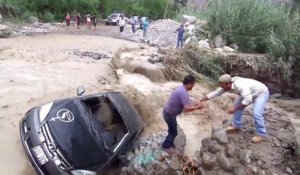 Pérou : Un homme tente de traverser une rivière en crue avec sa voiture