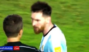 Quand Messi s'emporte violemment contre l'arbitre !