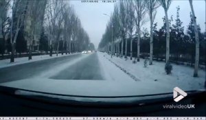 Ce conducteur se prend une voiture de face... Violent