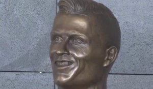 Cristiano Ronaldo a inauguré une drôle de statue à son effigie à l’aéroport de Madère