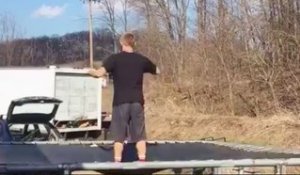 Un homme chute en descendant d'un trampoline !