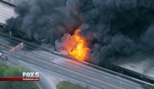 Incendie spectaculaire d'un pan d'autoroute qui s'est effondré à Atlanta