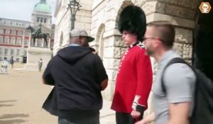 Un touriste embête un soldat de la garde royale mais va vite le regretter !