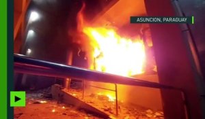 Paraguay : scènes de chaos et de heurts devant la Maison du Congrès incendié par des manifestants