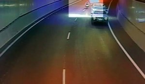 Un matelas s'échappe d'un camion et tombe sur un motard dans un tunnel