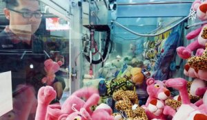 Un homme collectionne 15 000 peluches gagnées grâce aux machines à pinces