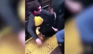 Il saute sur la voie du métro pour sauver un enfant tomber sur les rails