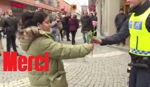 Suède: après l'attentat, les habitants offrent des fleurs aux policiers