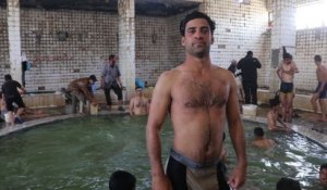 Près de Mossoul, soldats et déplacés se retrouvent au spa