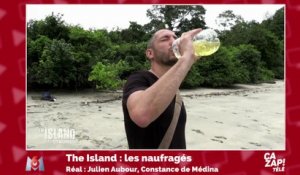 Un aventurier boit sa propre urine pour s'hydrater