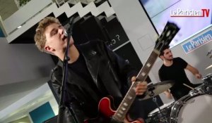 Last Train chante « Dropped by the doves » en live au Parisien