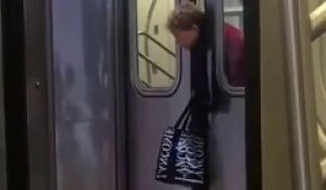 Elle va se coincer la tête dans les portes du métro et personne ne vient l'aider