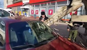 Ce Russe se venge de sa femme en remplissant sa voiture de béton