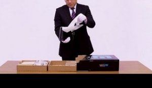 Satoru Iwata (Nintendo) déballe la Wii U avec des gants !