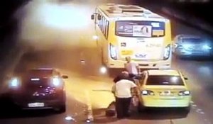Le chauffeur de ce bus sort son extincteur pour sauver la vie d'un motard en feu après un accident