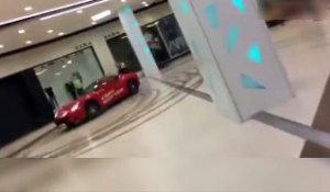 Un homme s'amuse avec une Ferrari dans un centre commercial !