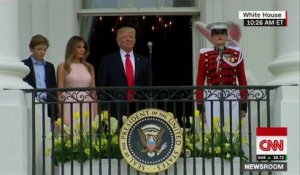 Quand Melania Trump rappelle discrètement à l'ordre son mari pendant l'hymne américain