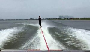 Un homme qui fait du ski nautique se fait surprendre par un invité surprise