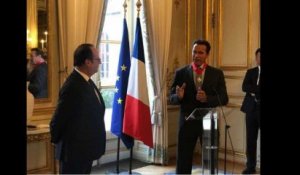 François Hollande a remis la Légion d’honneur à Arnold Schwarzenegger ! (Vidéo)