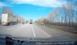 Un chauffeur de camion s'endort au volant